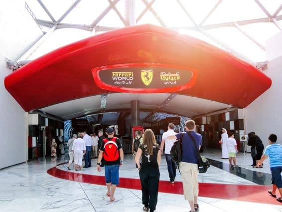 Ferrari World Esport Aréna bejárat Abu Dhabiban, emberek mennek be az ajtón.