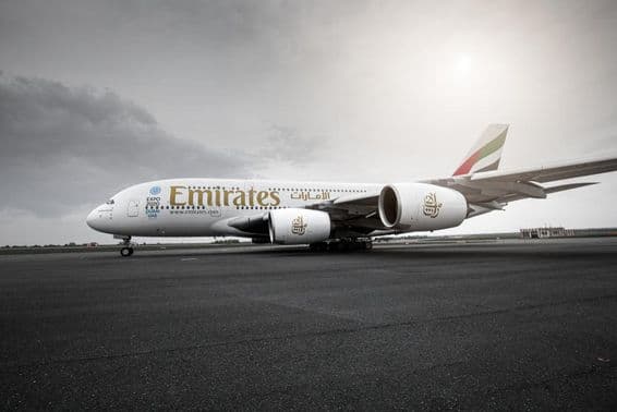 Emirates repülő a kifutón áll.