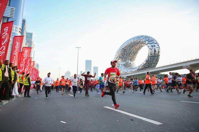 Dubai tömegrendezvény, futás, háttérben a jövő múzeummal. 