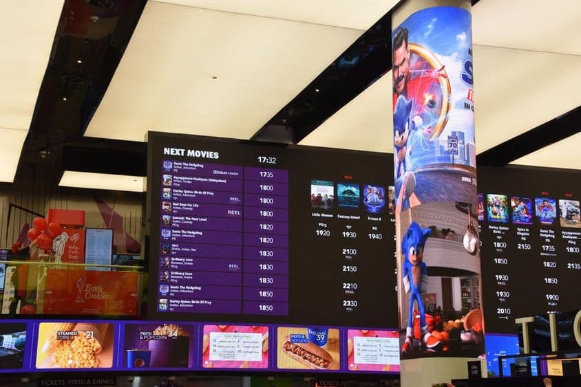 Cinemas Dubai Mallban táblán kiírva a filmek mikor melyik terembe mi kezdődik. 