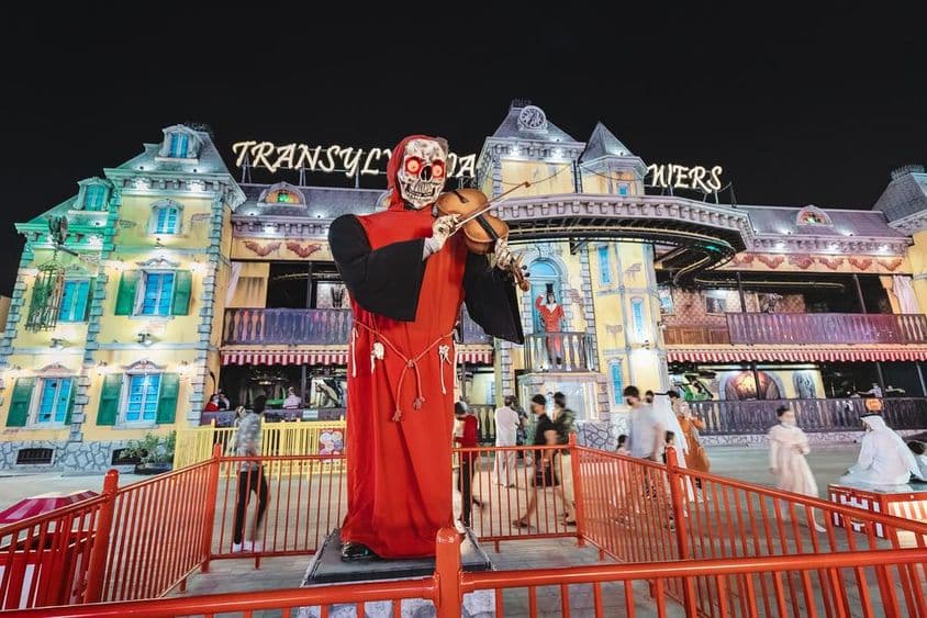 Drakula kastélyának erdélyi stílusában épült "House of Fear" kísértetház a dubaji Global Village vidámparkban.