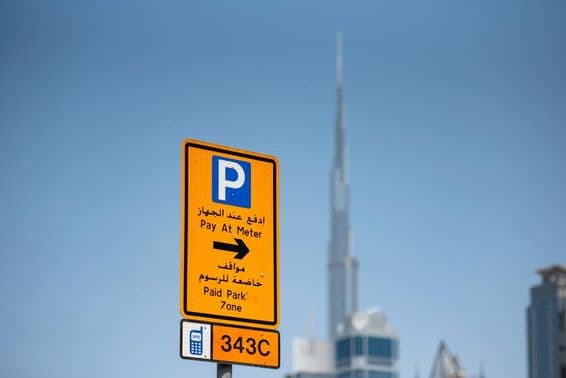 Parkoló tábla kijelölve a zone kóddal, háttérben a burj khalifa.