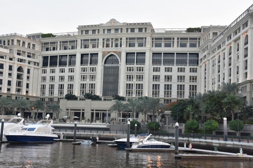 Dubai's Palazzo Versace hotel, előtte morotcsonakok ringatóznak a vízen. 