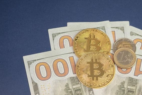 Amerika dollár felette bitcoin érmék, mellette 1 euros fémpénz