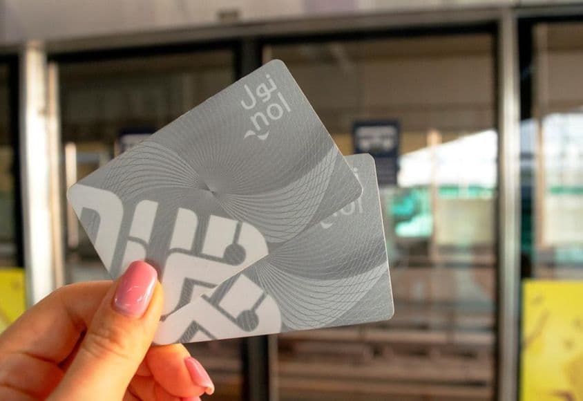 Dubai metró kártya, nol kártyák egy női kézben.