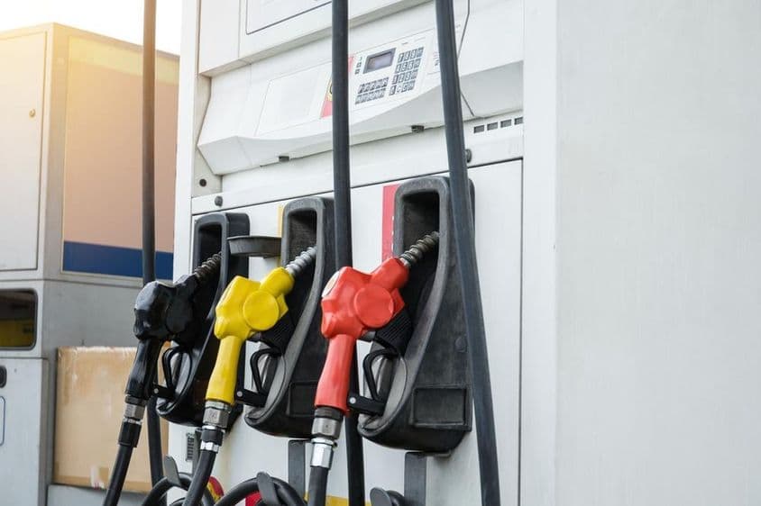 Dubai benzinkút, piros, sárga és fekete töltőfej.