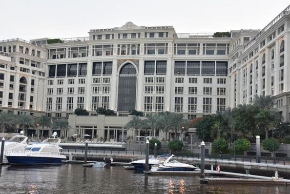 Dubai's Palazzo Versace hotel, előtte morotcsonakok ringatóznak a vízen.