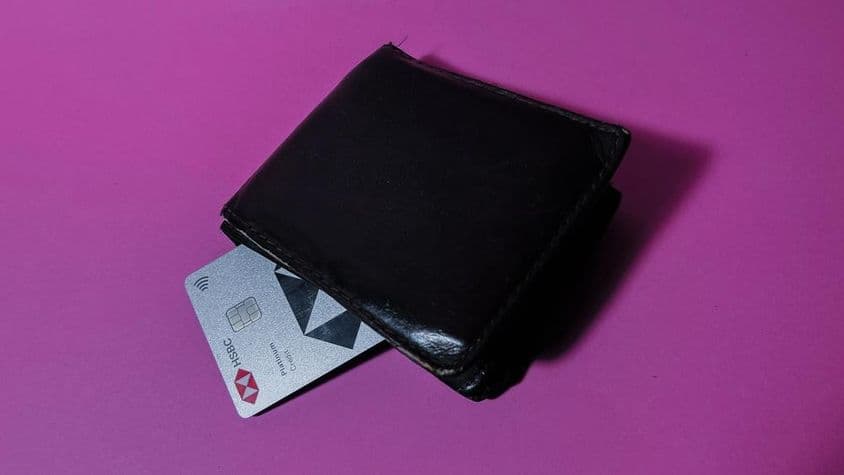 HSBC hitelkártya egy fekete kopottas pénztárcában.