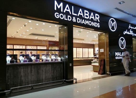 Malabar Gold & Diamonds bolt kirakata előtt egy emirati áll.