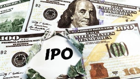 Usa 100 dollárosok tetején van egy papir amire az van írva IPO.
