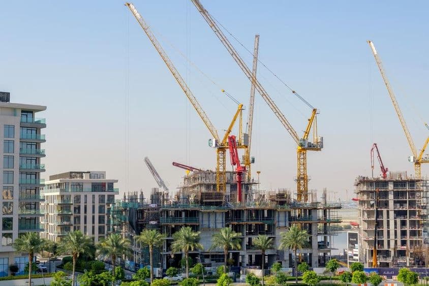 Dubai építkezés, félkész házak és daruk.