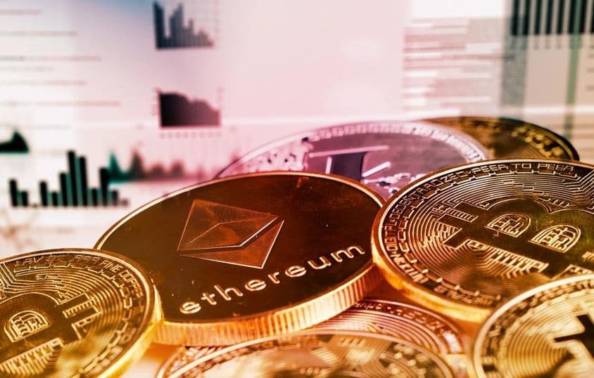 Kripto érmék, bitcoint és eterium.