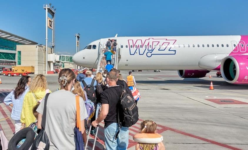 Utasok szálnak fel a wizz air gépére.