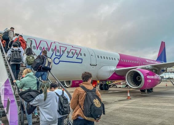 Utasok szálnak fel a wizz air gépére.