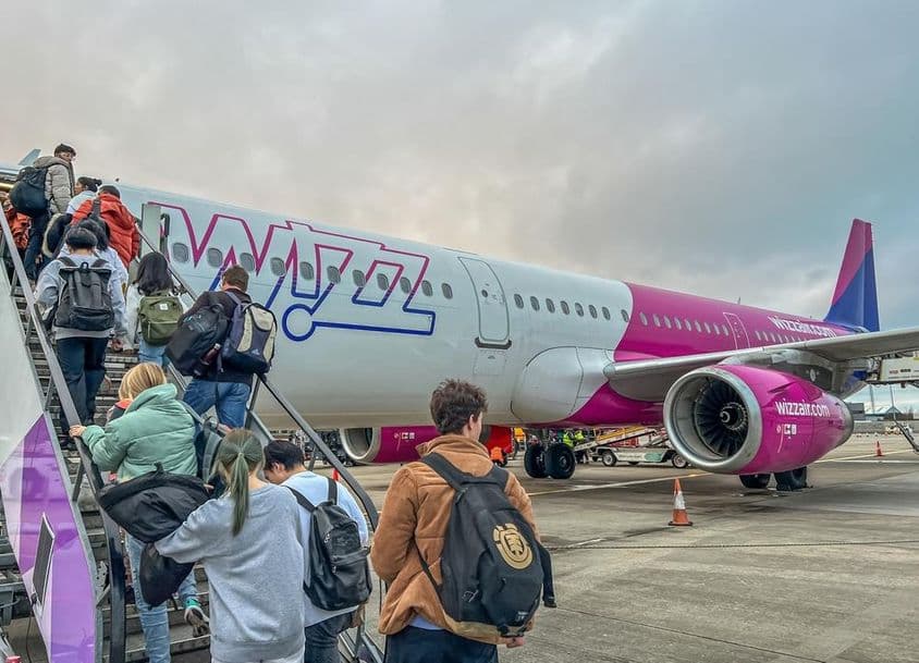 Utasok szálnak fel a wizz air gépére.