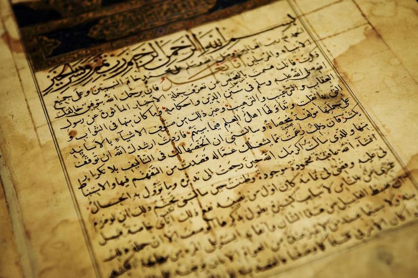 Régi arab írás egy könyvben.