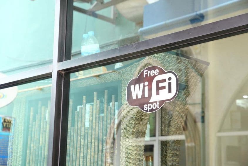 Egy kávézó ablakán ki van írva hogy ingyenes wifi.