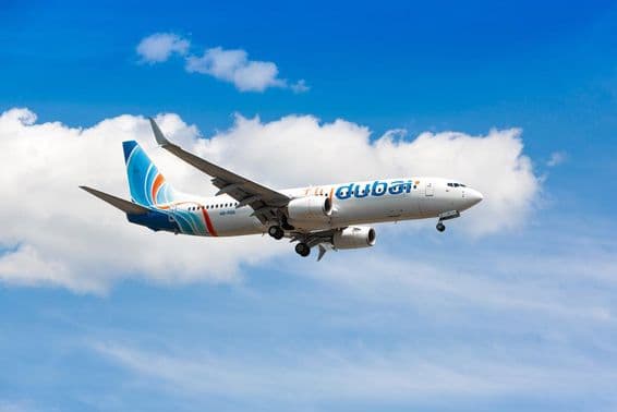 Egy flydubai repülő repül az égen.