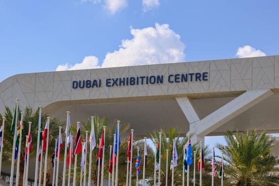 Dubai Exhibition Centre, előtte zászlók.
