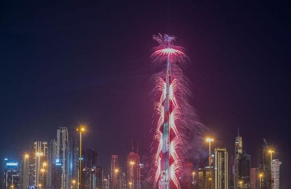 Burj Khalifa szilveszteri tűzijáték mellette a többi kivilágított felhőkarcoló.