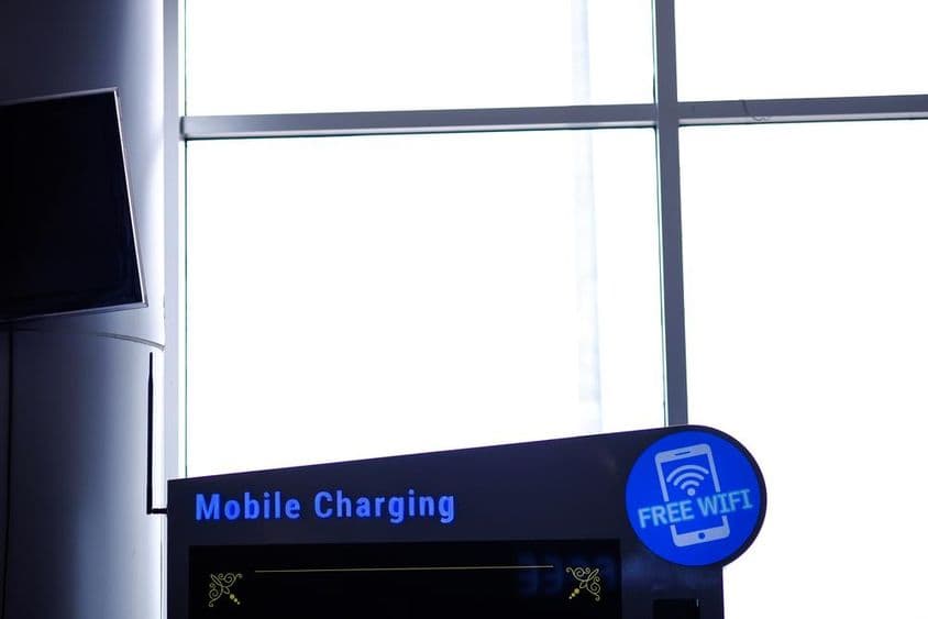 Dubai ingyenes mobiltelefon töltő pont és ingyenes internet.