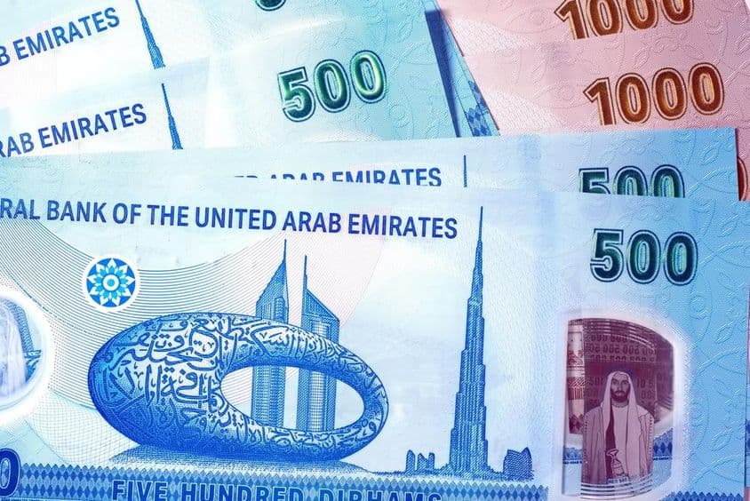 UAE pénz, bankjegyek vannak a képen felül 500 AED.