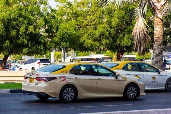 Dubai taxi az úton halad.