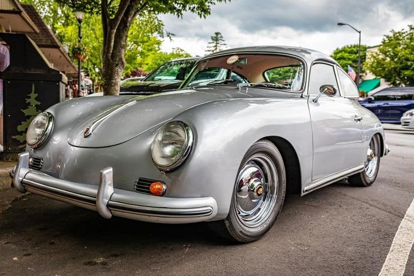 Porsche 356A látható a képem, le van parkolva egy fa alá.