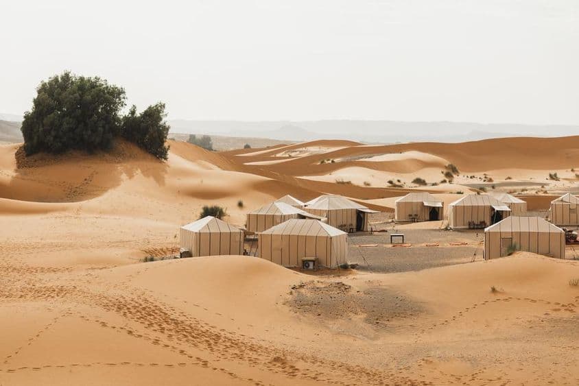 Dubai winter camping, épületekkel a sivatagban.
