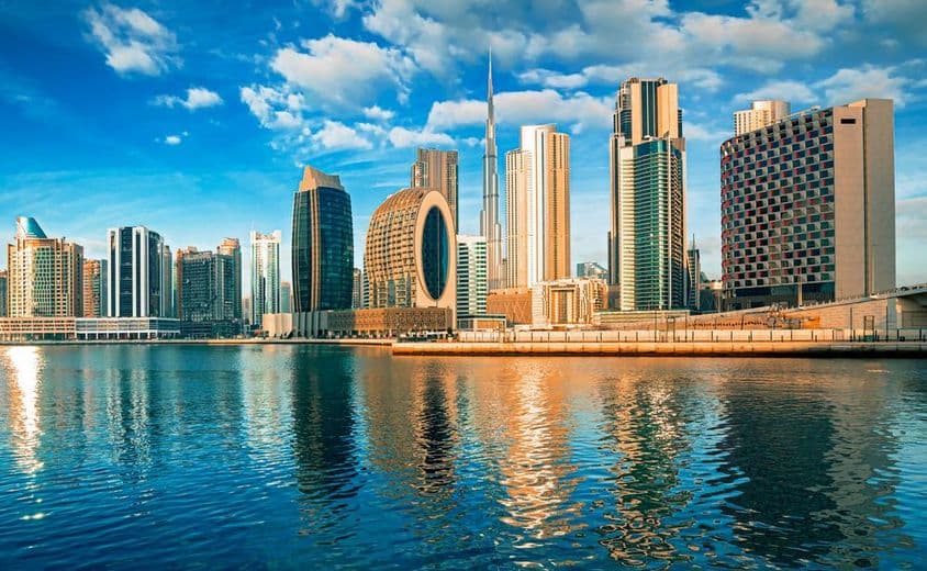 Dubai felhőkarcolok, előtte víz, háttérben a burj khalifa.