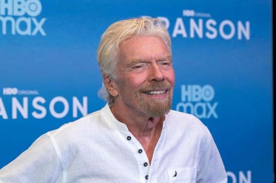 Richard Branson egy kék héttér előtt.