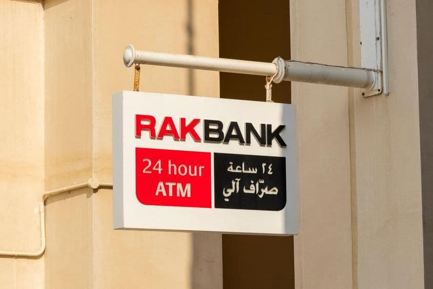 Rakbank Atm táblája pirossal és félig feketével írva.