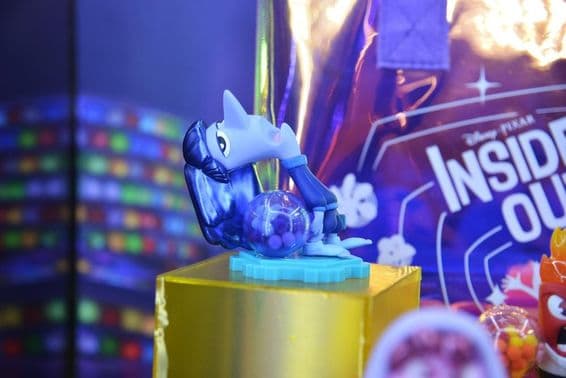 Inside out 2 egyik figurája látható kék színben.