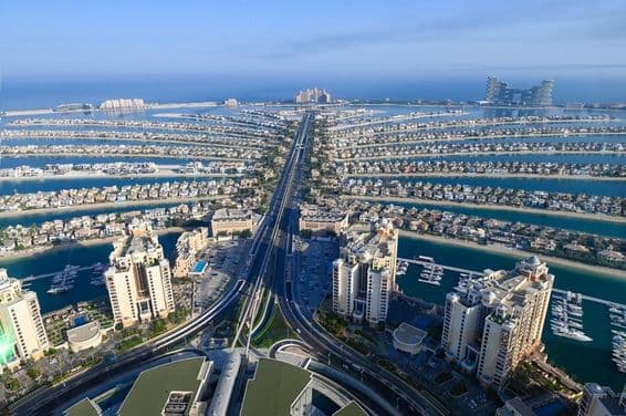 Palm jumeirah látkép házakkal és utakkal.