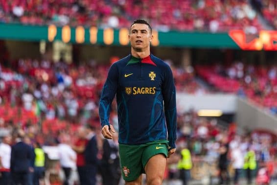 Cristiano Ronaldo a pályán kék mezben zöld rövidgatyában.