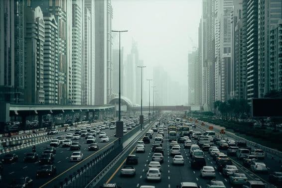 Dubai látkép egy útról, tele van autóval, óriási a dugó.