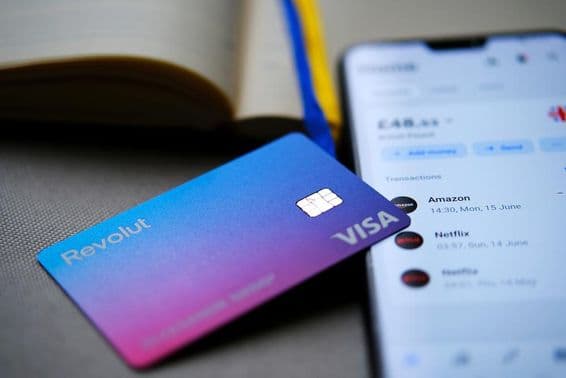 Revolut visa kártya van egy telefon kijelzőjén.