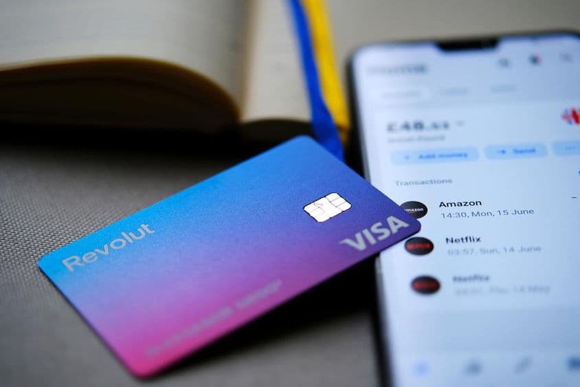 Revolut visa kártya van egy telefon kijelzőjén.