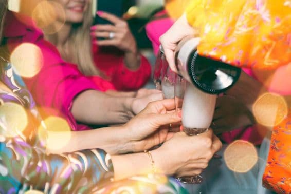 Egy klubban épp pezsgőt isznak.