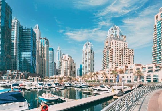 dubai Marina látkép, a kikötőben a hajókkal, háttérben a felhőkarcolok.