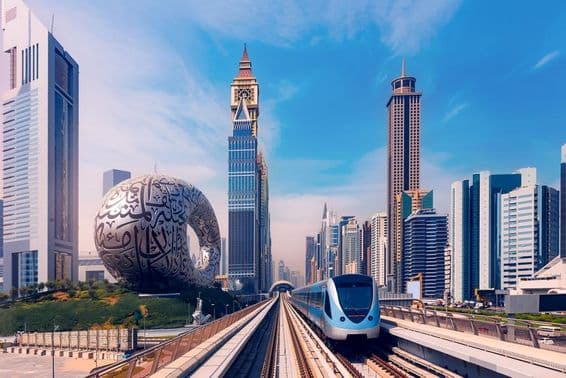 Dubai metró háttérben a felhőkarcolok, balra a jövő múzeuma.