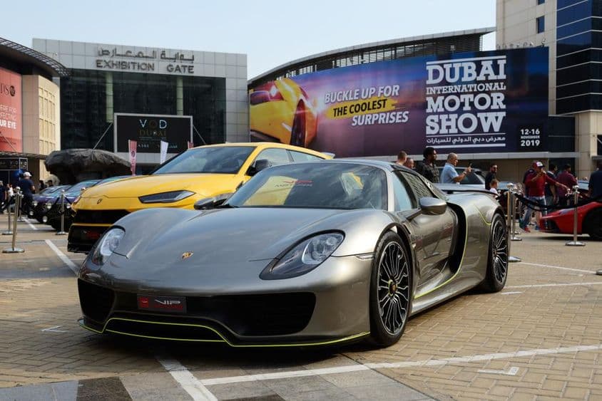 Porsche van előtérben mellette egy lambo.