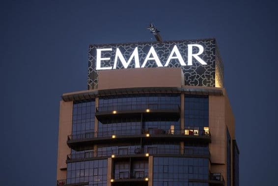 EMAAR felírat látható egy felhőkarcoló tetején.