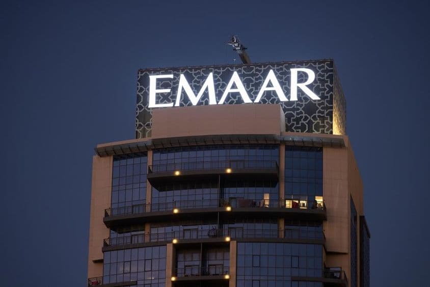 EMAAR felírat látható egy felhőkarcoló tetején.