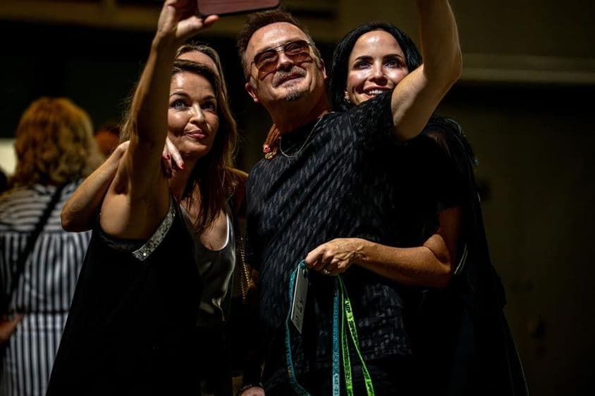 A legendás ír banda, a The Corrs szelfizik.