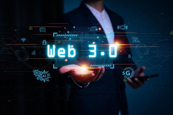 Egy ember a kezére kivetítve tart egy web3 as feliratot.