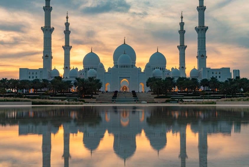 Abu Dhabi ikonikus épülete látható.