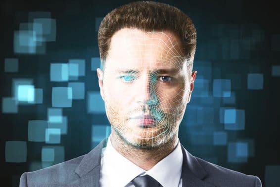 Egy ember van a képen aki egy hologramnak scennelnek épp.