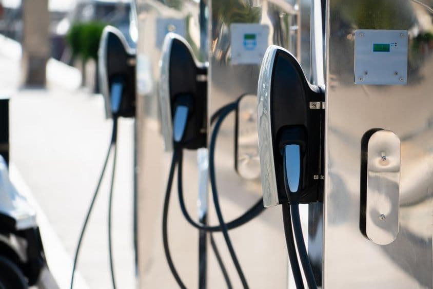 Tesla töltök sorakoznak egymás mellett.
