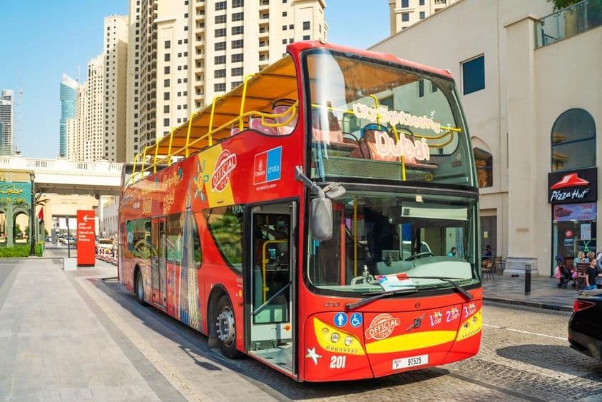 Dubai On & Off Bus látható, háttérben a felhőkarcolok.